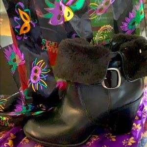 Black ankle boots with a black fur trim